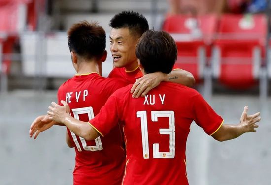 为了生动演绎先辈;年轻时，几位演员都煞费苦心，除了提前阅读人物传记，在片场他们会抓住导演、编剧交流对人物的理解